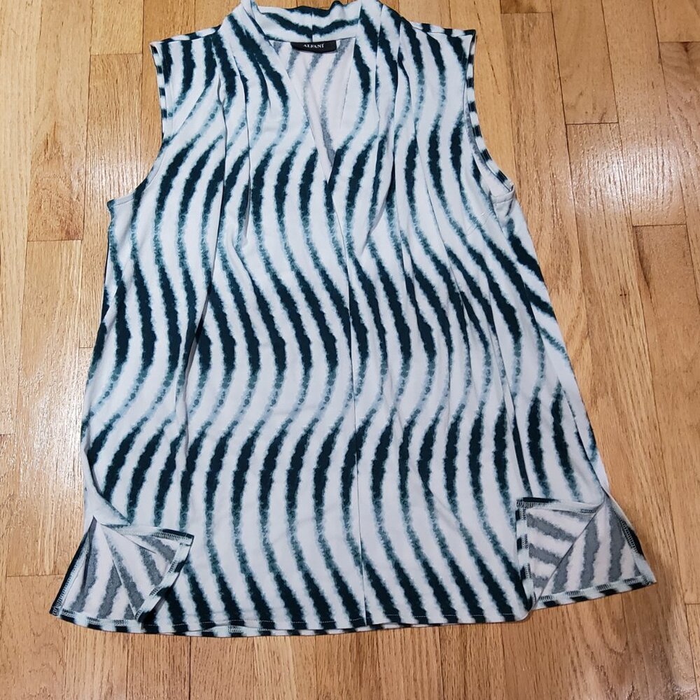 NWOT Alfani Women's V-neck Sleeveless Printed Tunic top Size L(12-14)